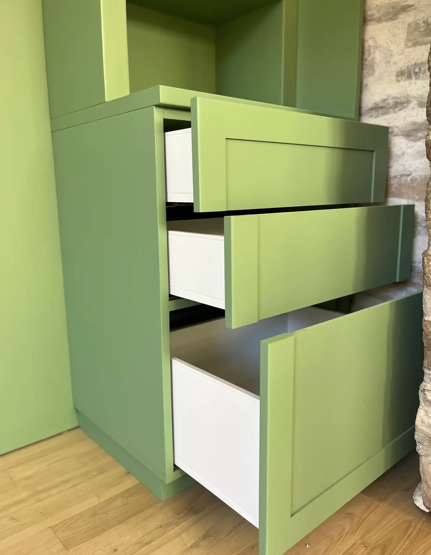 fabrication et pose d'un meuble en mdf, faïence écailles de poisson, spots (3)