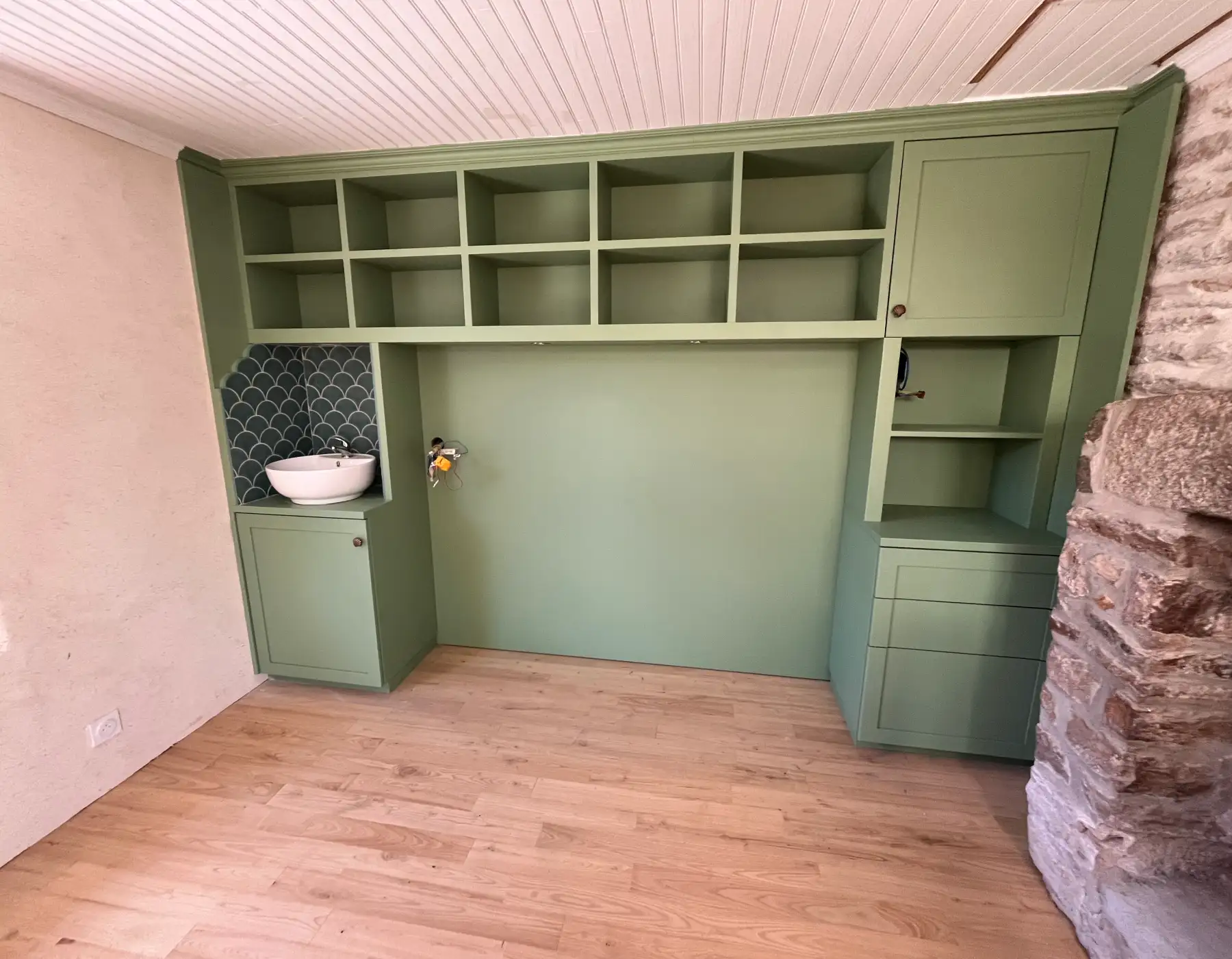 fabrication et pose d'un meuble en mdf, faïence écailles de poisson, spots (4)